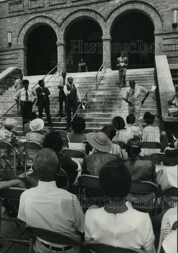 1982 Press Photo Reverend Crutcher preaching on steps of 16th Street Baptist, AL - Historic Images