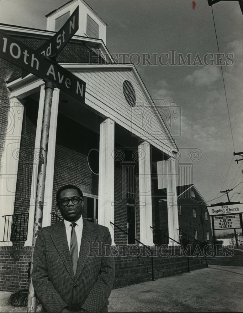 1983 Press Photo Rev. Leon Craig in front of First Baptist Church of East Lake - Historic Images