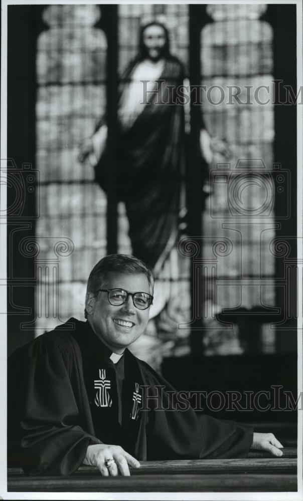1992 Press Photo Reverend Sid Burgess Stands in Pulpit - abna21123 - Historic Images