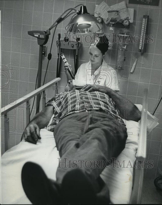 1977 Press Photo Lica Haynes, RN, Cleans Wound, Cooper Green Hospital, Alabama - Historic Images