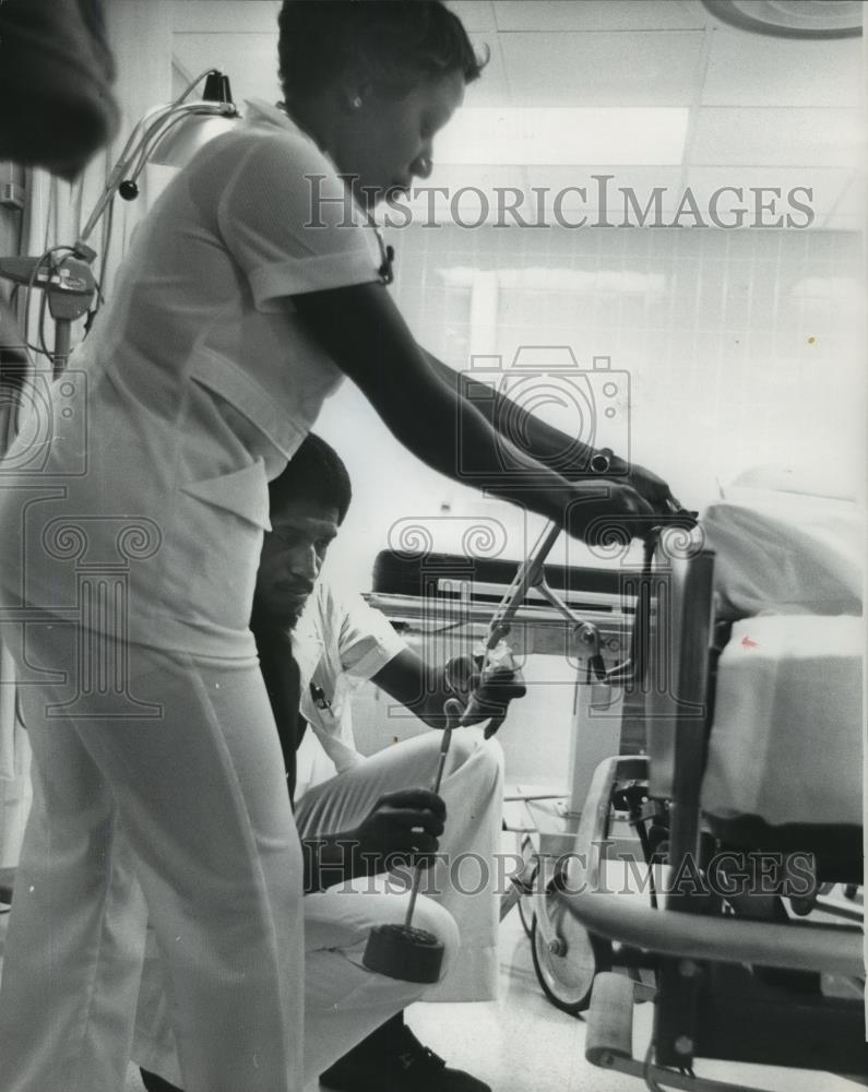 1977 Press Photo Fracture Held in Traction, Cooper Green Hospital, Alabama - Historic Images