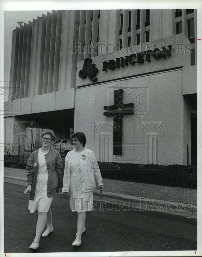 1988 Press Photo Nurses Sallie Eagerton, Donna Fuwell at BMC-Princeton Hospital - Historic Images