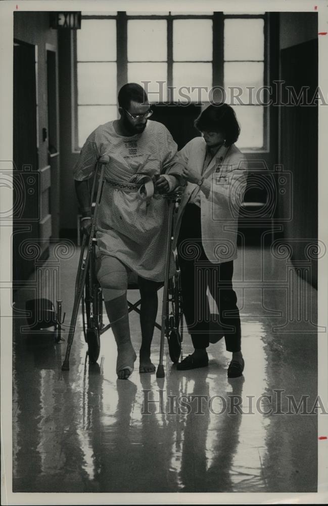 1987 Press Photo Therapist Helps Patient Walk, University of Alabama Hospital - Historic Images