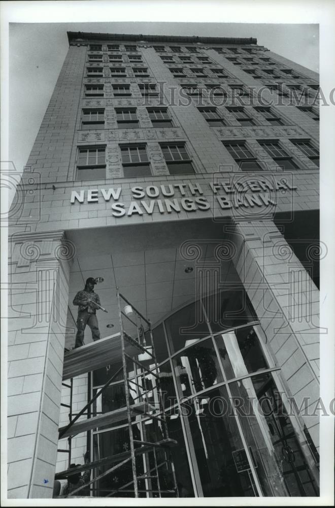1988 Press Photo Worker at New South Federal Savings Bank, Birmingham, Alabama - Historic Images