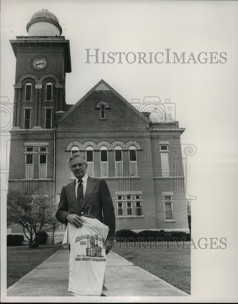 1989 Press Photo Unidentified person in front of Bibb County Courthouse, Alabama - Historic Images