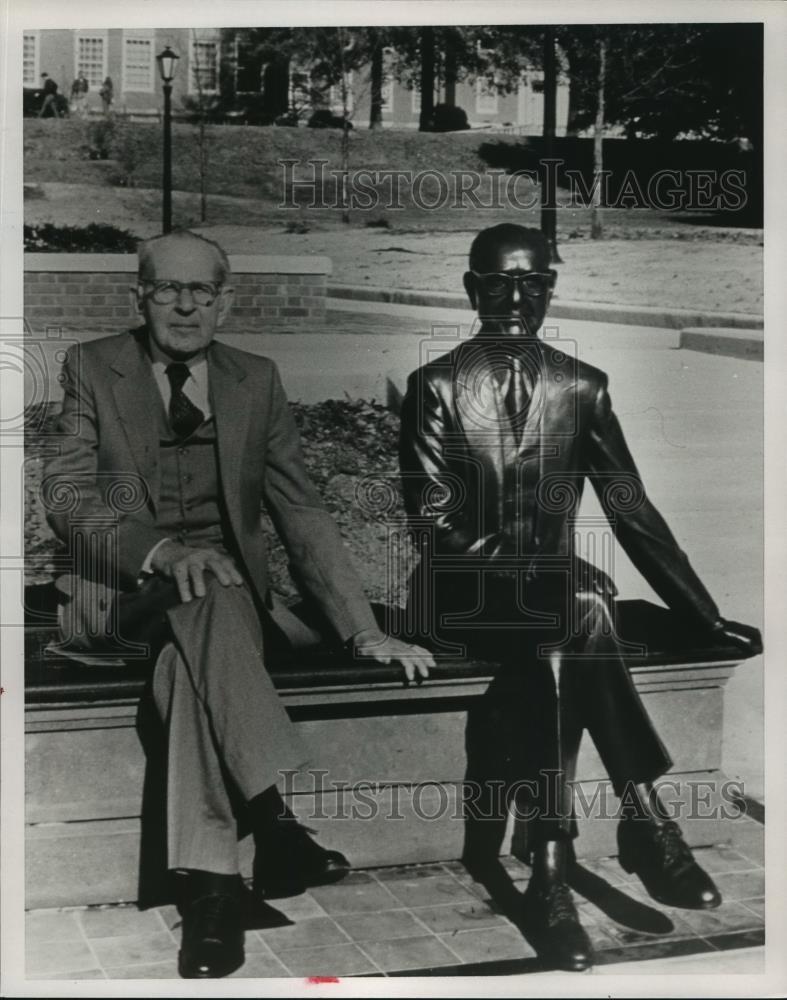 1988 Press Photo Ralph Beeson sits next to his statue at Samford University - Historic Images