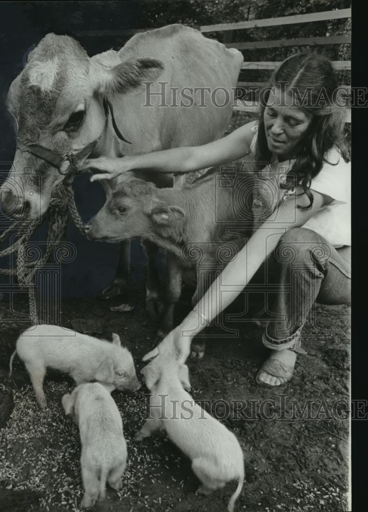1980 Press Photo Ann Speakman with rescued animals living inside mobile home - Historic Images