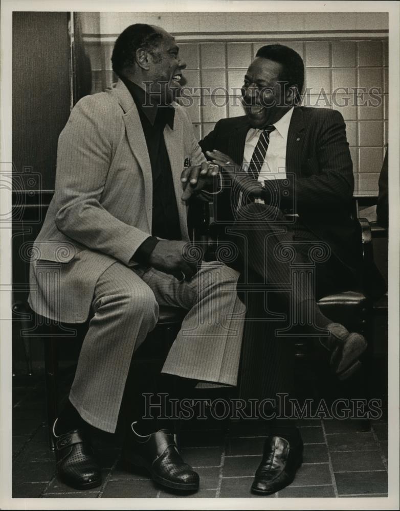 1985 Press Photo Lee Hall, Roosevelt Bell at campaign headquarters, Birmingham - Historic Images