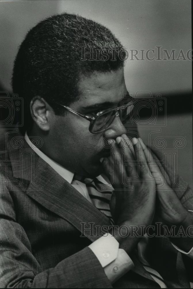 Press Photo City Council member William Bell claps his hands at a meeting - Historic Images