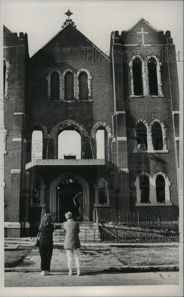 1989 Press Photo Churchgoers look on St. Aloysius Church burn damage in Bessemer - Historic Images