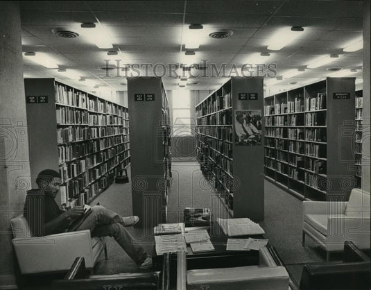 1986 Press Photo Michael Banks Reading in Bessemer, Alabama Public Library - Historic Images