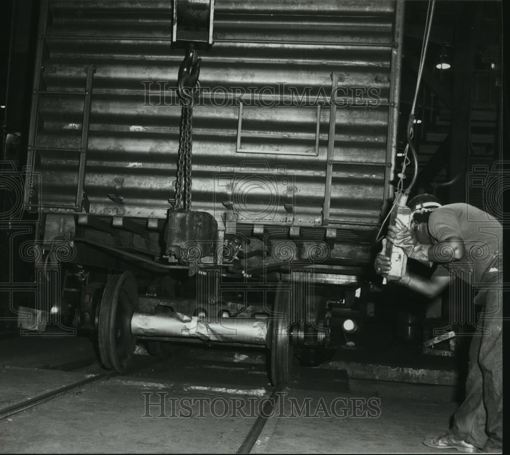 1979 Press Photo Workman inspects rail car at Pullman Standard plant, Bessemer - Historic Images
