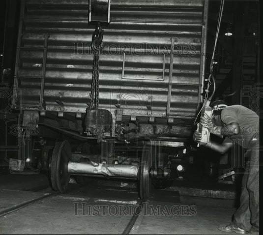1979 Press Photo Workman inspects rail car at Pullman Standard plant, Bessemer - Historic Images
