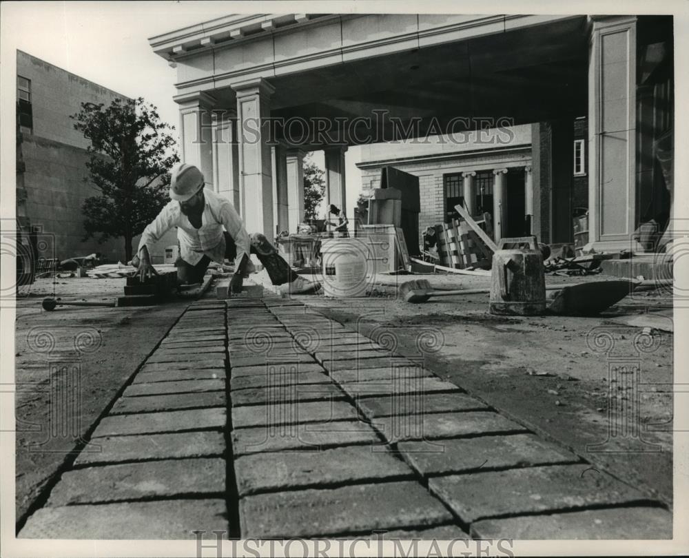 1986 Press Photo Larry Robinson at Tutwiler Hotel Construction Site, Birmingham - Historic Images