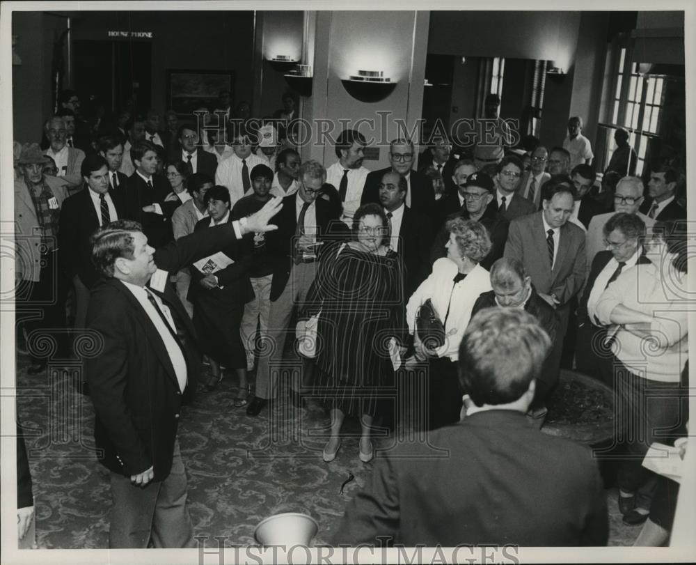 1989 Press Photo Public Auction of the Redmont Hotel, Birmingham, Alabama - Historic Images