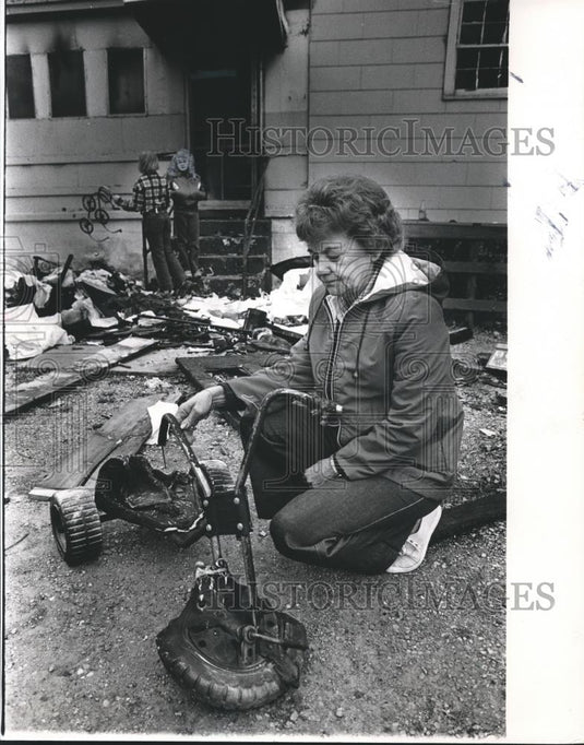 1983 Press Photo Betty Boone at Site of Nursery school Ruins, Alabama - Historic Images