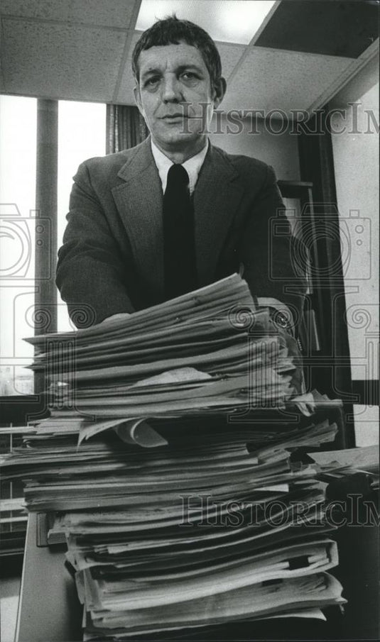 1979 Press Photo BRPC Executive Director William Bondarenko, with plans prepared - Historic Images
