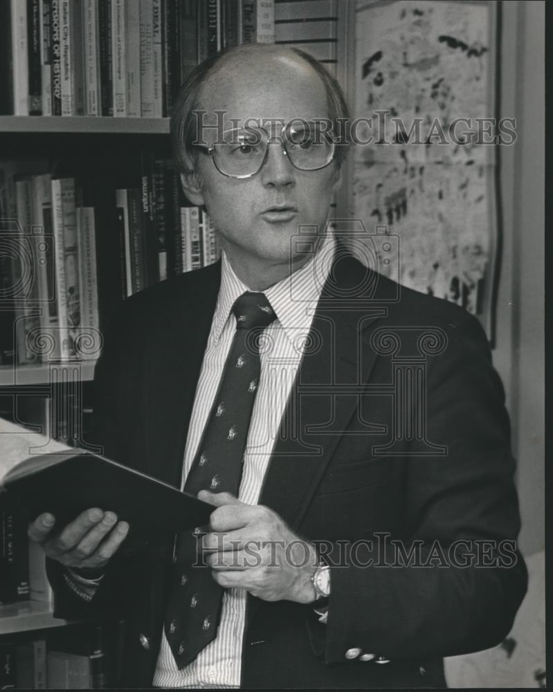 1982 Press Photo Doctor Gordon Bond, Auburn University - abna21642 - Historic Images