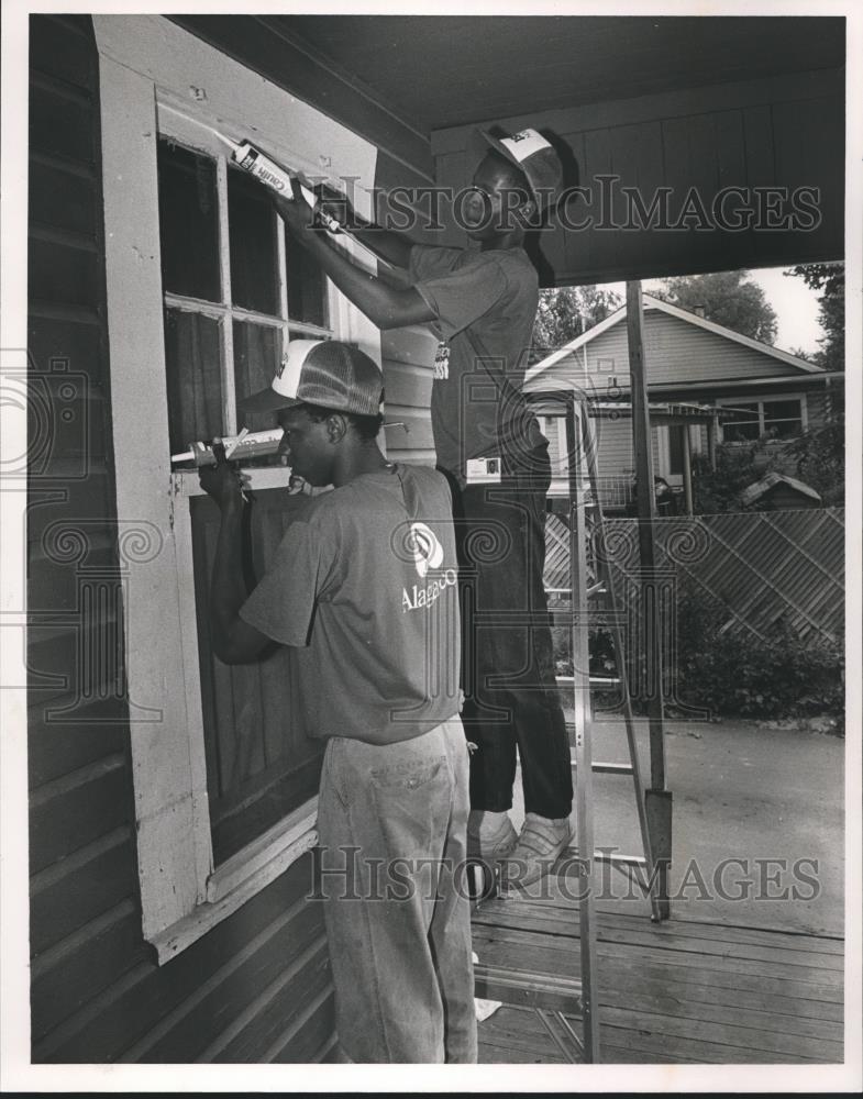 Press Photo Alabasco House Project, Eric Major and Carlton Hampton Working - Historic Images