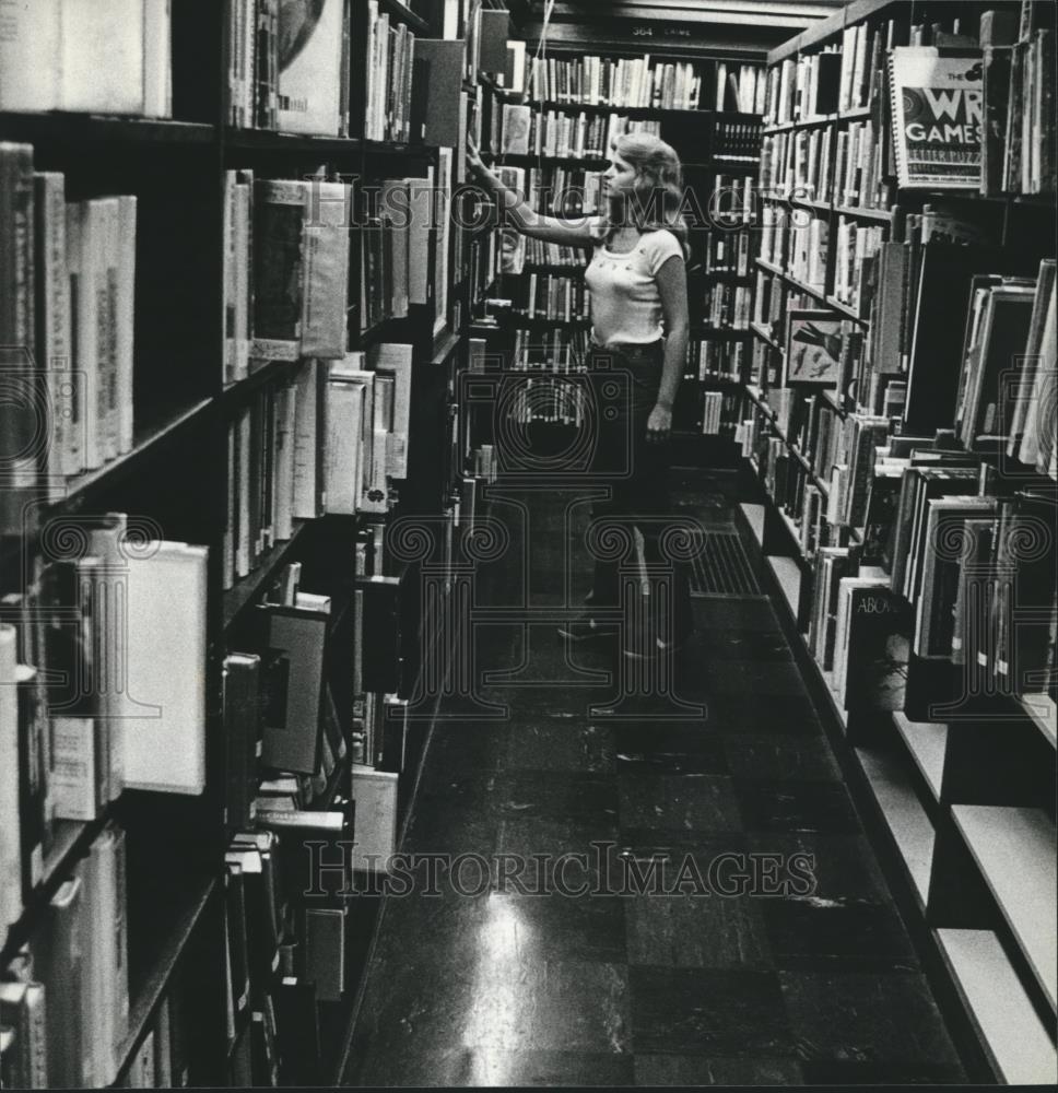 1979 Press Photo Patron Searches Books in Downtown Birmingham, Alabama Library - Historic Images