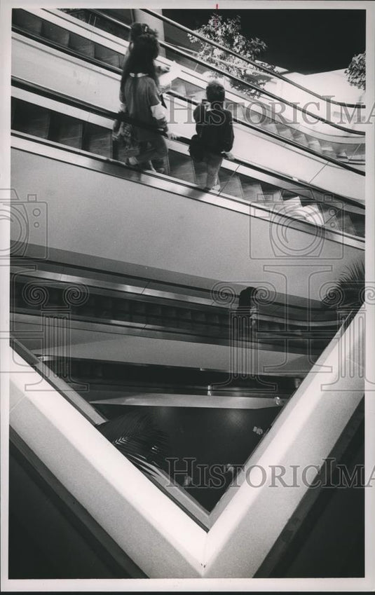 1988 Press Photo Visitors Riding Escalators, Birmingham, Alabama Main Library - Historic Images