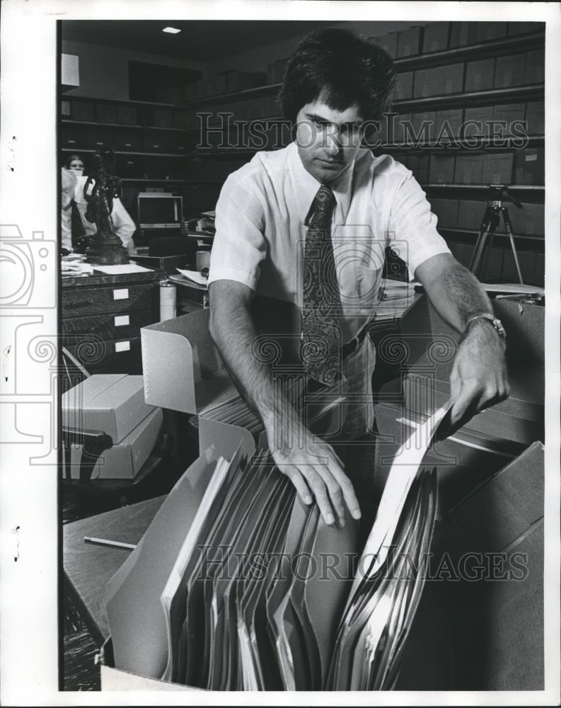 1978 Press Photo Sifting Through Files at Downtown Birmingham, Alabama Library - Historic Images