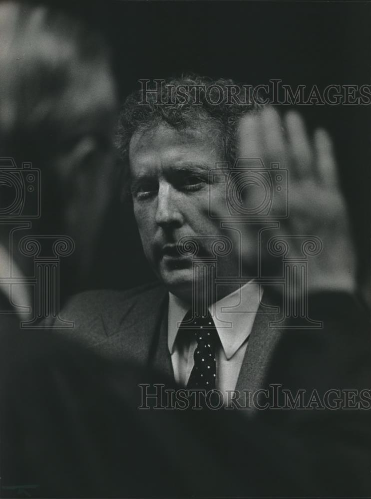 1983 Press Photo Quentin Brown sworn in by Circuit Judge Thomas Huey - abna21708 - Historic Images