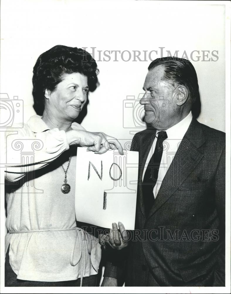1979 Press Photo Patient Mrs. Horton celebrates Doctor Thomas M. Brown - Historic Images