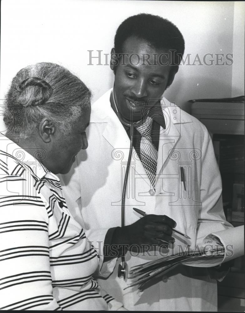 1981 Press Photo Dr. Tocsel Jolicoeur, Vivian Morgan Brownsvile Health Center - Historic Images