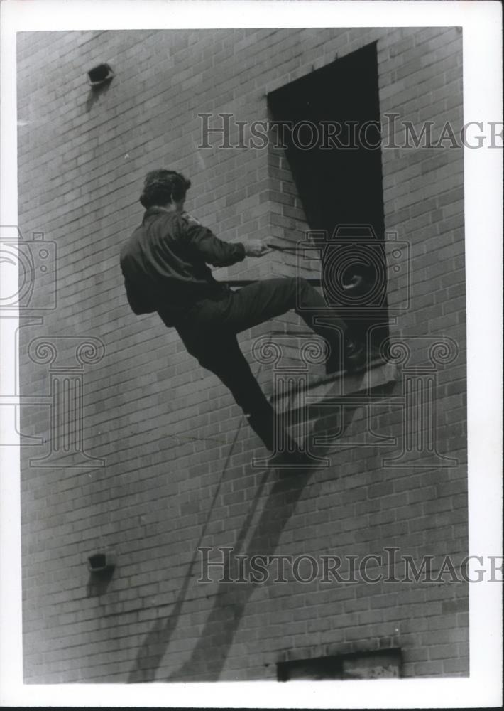 1978 Press Photo Birmingham police Tactical Operations officer climbs building - Historic Images