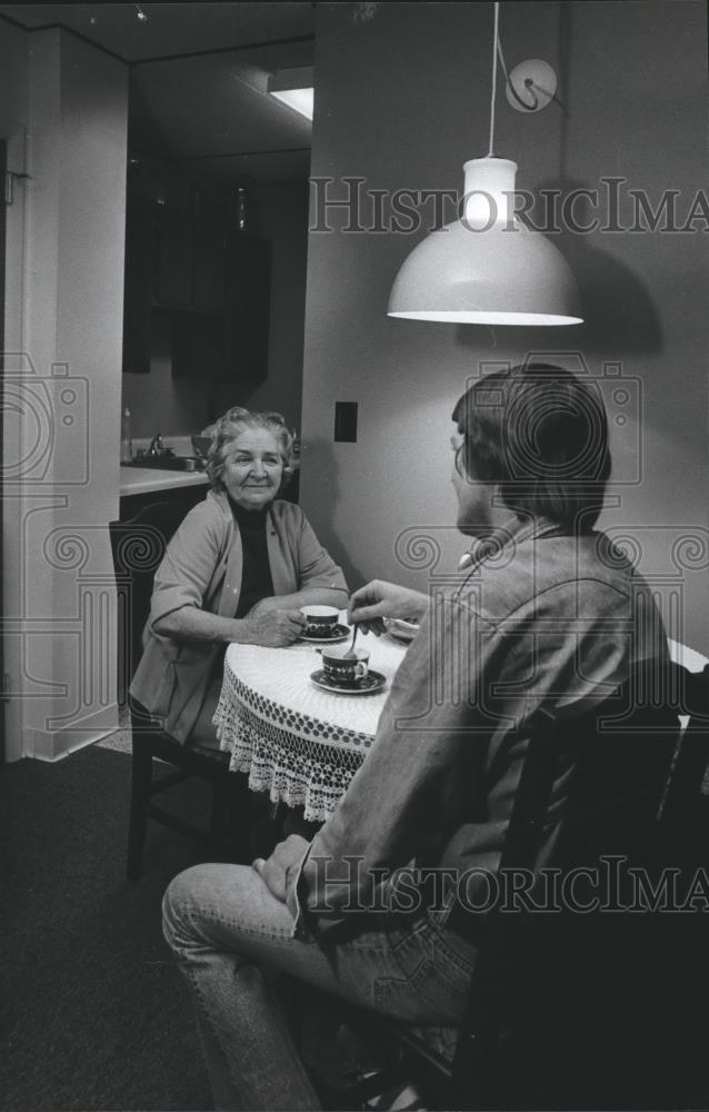 1981 Press Photo Ruth Thompson drinks coffee in Birmingham New Pilgrim apartment - Historic Images