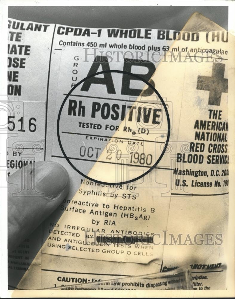 1980 Press Photo Blood bag at Birmingham Red Cross - abna22022 - Historic Images