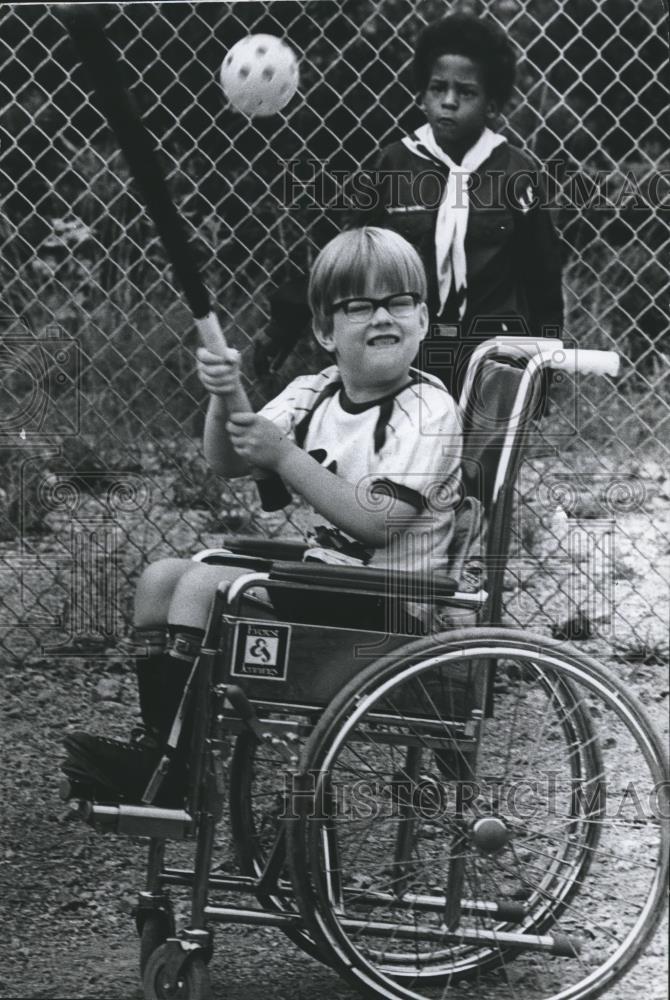 1978 Press Photo Dale Norton Aims to Hit Wiffle Ball from Wheelchair, Birmingham - Historic Images