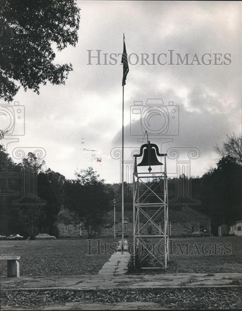 1983 Press Photo Bell at Alabama Training School for Boys Sounds to Change Class - Historic Images