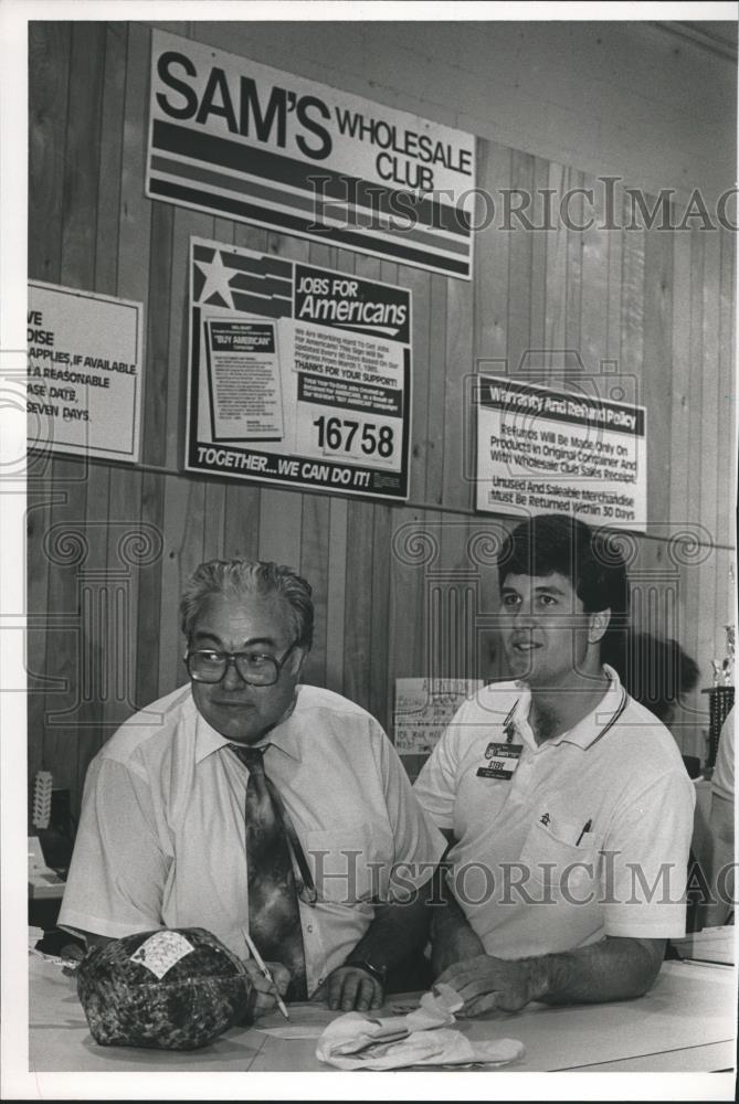 1987 Press Photo Sam&#39;s Wholesale Club One Millionth Customer in Green Springs - Historic Images