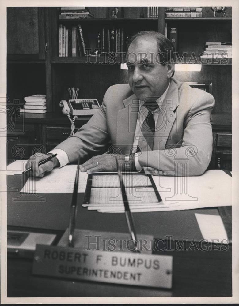 1985 Press Photo Robert Bumpus, superintendent, at his desk - abna22152 - Historic Images