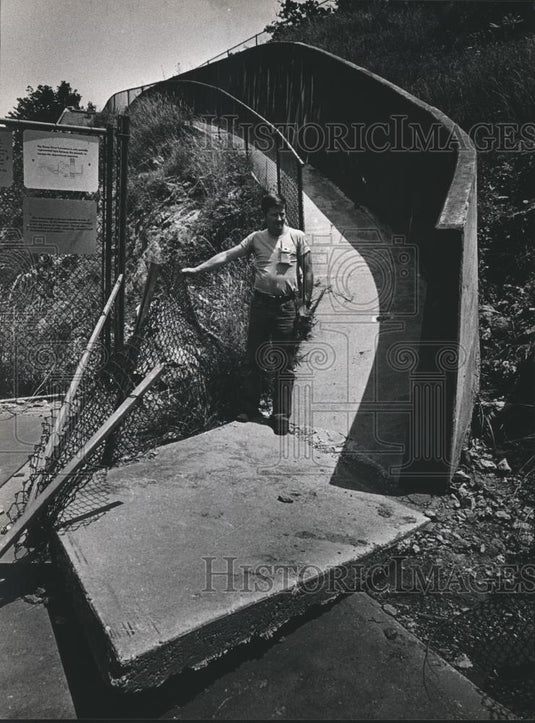 1983 Press Photo Frank Lambert at Red Mountain walkway. Alabama - abna22268 - Historic Images