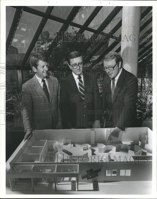 1981 Press Photo Onlookers viewing the Discovery Place scale model, BIrmingham - Historic Images