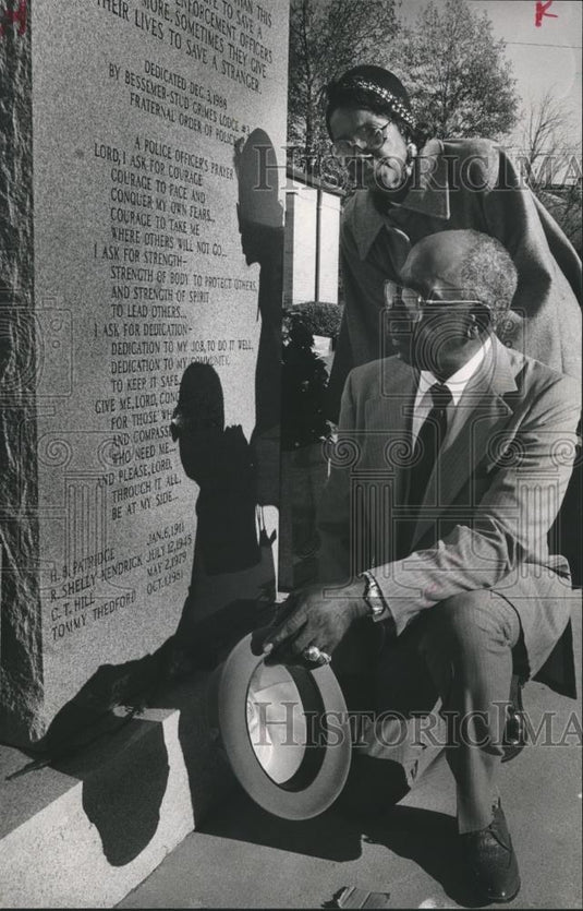 1988 Press Photo Parents of Tommy Thedford, slain Bessemer police officer - Historic Images