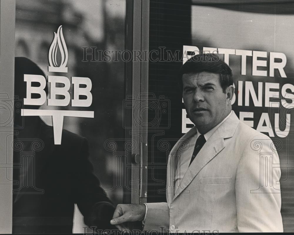 1984 Press Photo Better Business Bureau&#39;s Don Boomershine Steps into Office - Historic Images