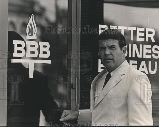 1984 Press Photo Better Business Bureau's Don Boomershine Steps into Office - Historic Images