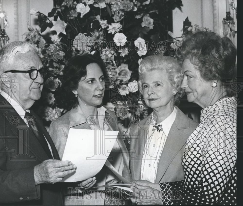 1978 Press Photo Mrs. Gray Boone and others at Governor&#39;s Mansion - abna22455 - Historic Images