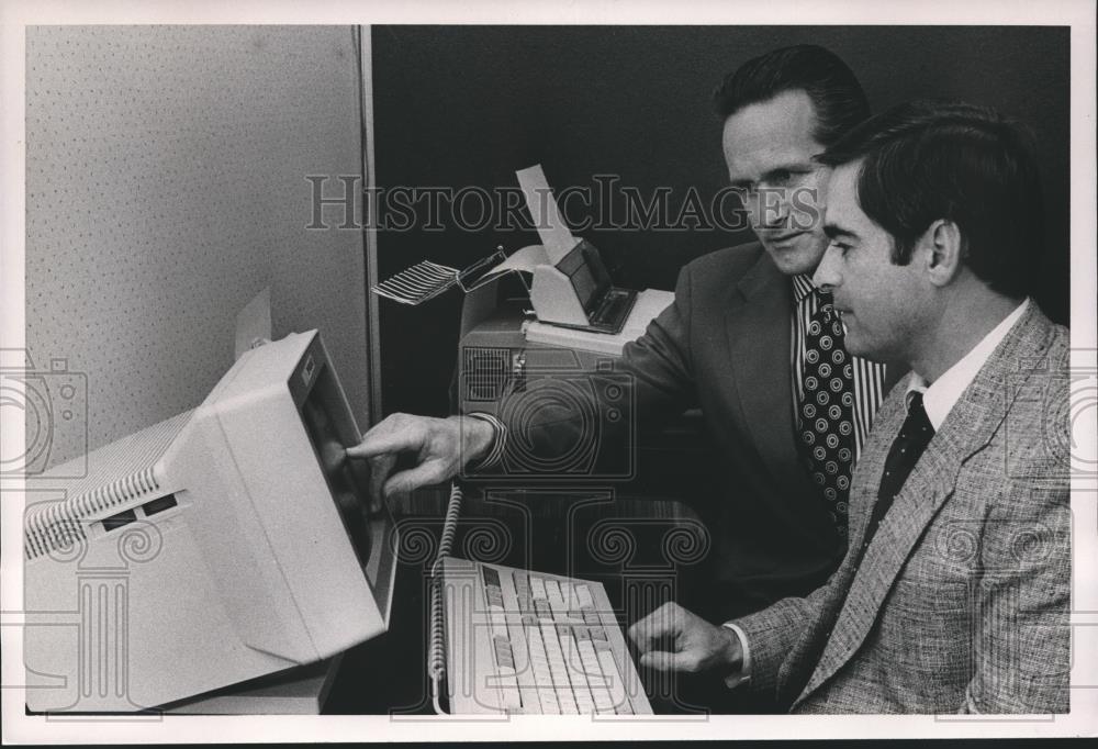 1989 Press Photo Allen Whitaker and Joe Hardy at FBI computer - abna22462 - Historic Images