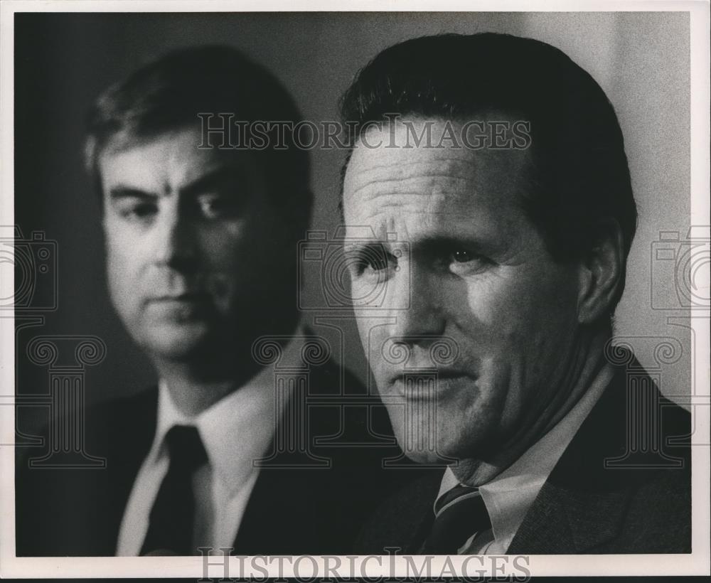1989 Press Photo David Orr and Allen Whitaker speak to press at conference - Historic Images