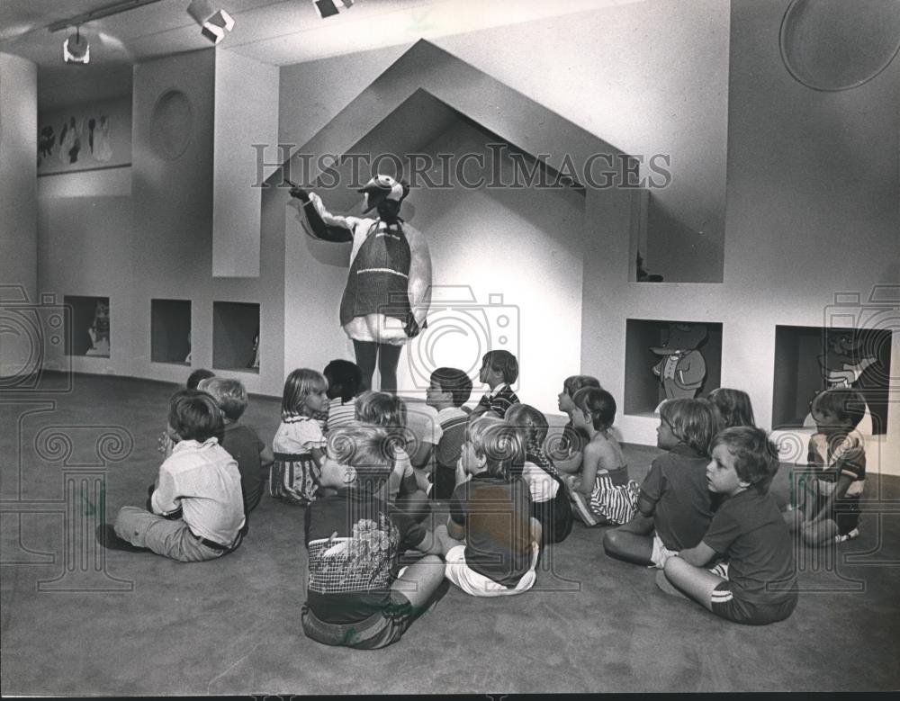 1984 Press Photo Youngsters listen to &quot;Mother Goose&quot; at the library, Birmingham - Historic Images
