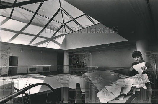 1984 Press Photo Sally Johnson with mobile for the library, Birmingham, Alabama - Historic Images
