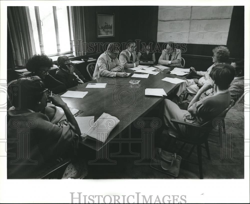 1981 Press Photo Board of Directors at downtown library, Birmingham Alabama - Historic Images