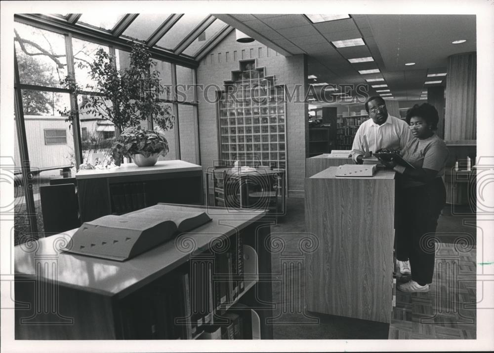 1987 Press Photo Sam Granger Sr, Library Assistant, Barbara Sirmans, Librarian - Historic Images