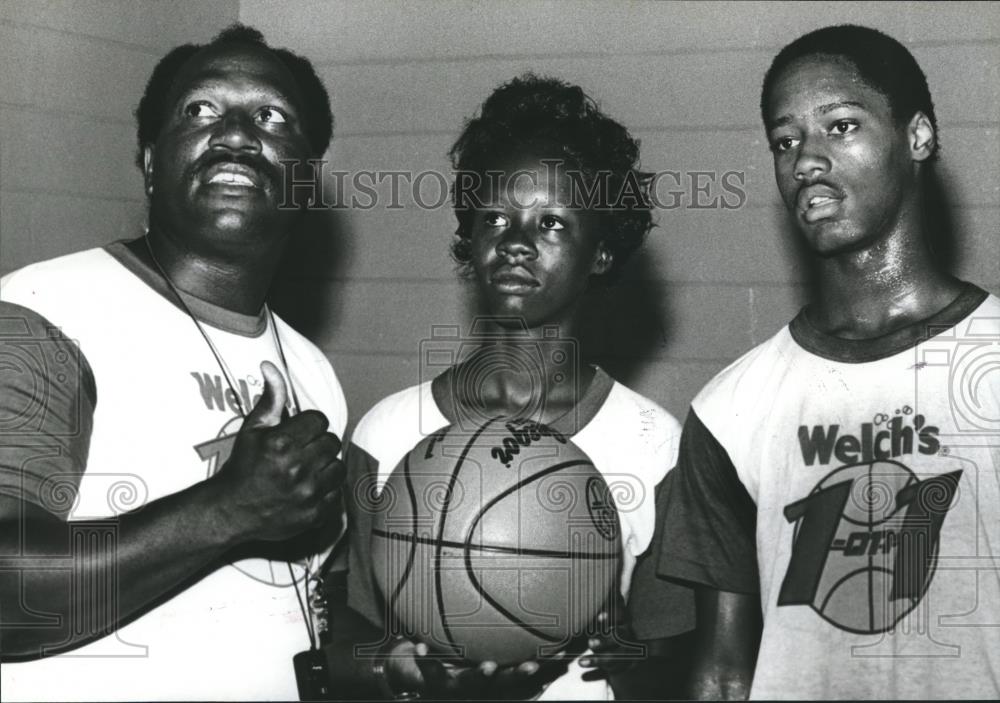 1981 Press Photo Park Board Athletic Director Henry Brown; Basketball Students - Historic Images