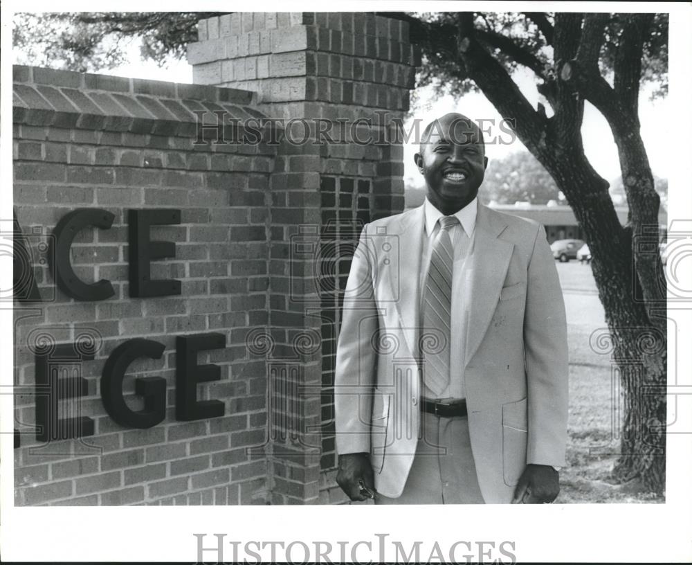 1989 Press Photo Doctor Julius Brown, Wallace Community College, Alabama - Historic Images